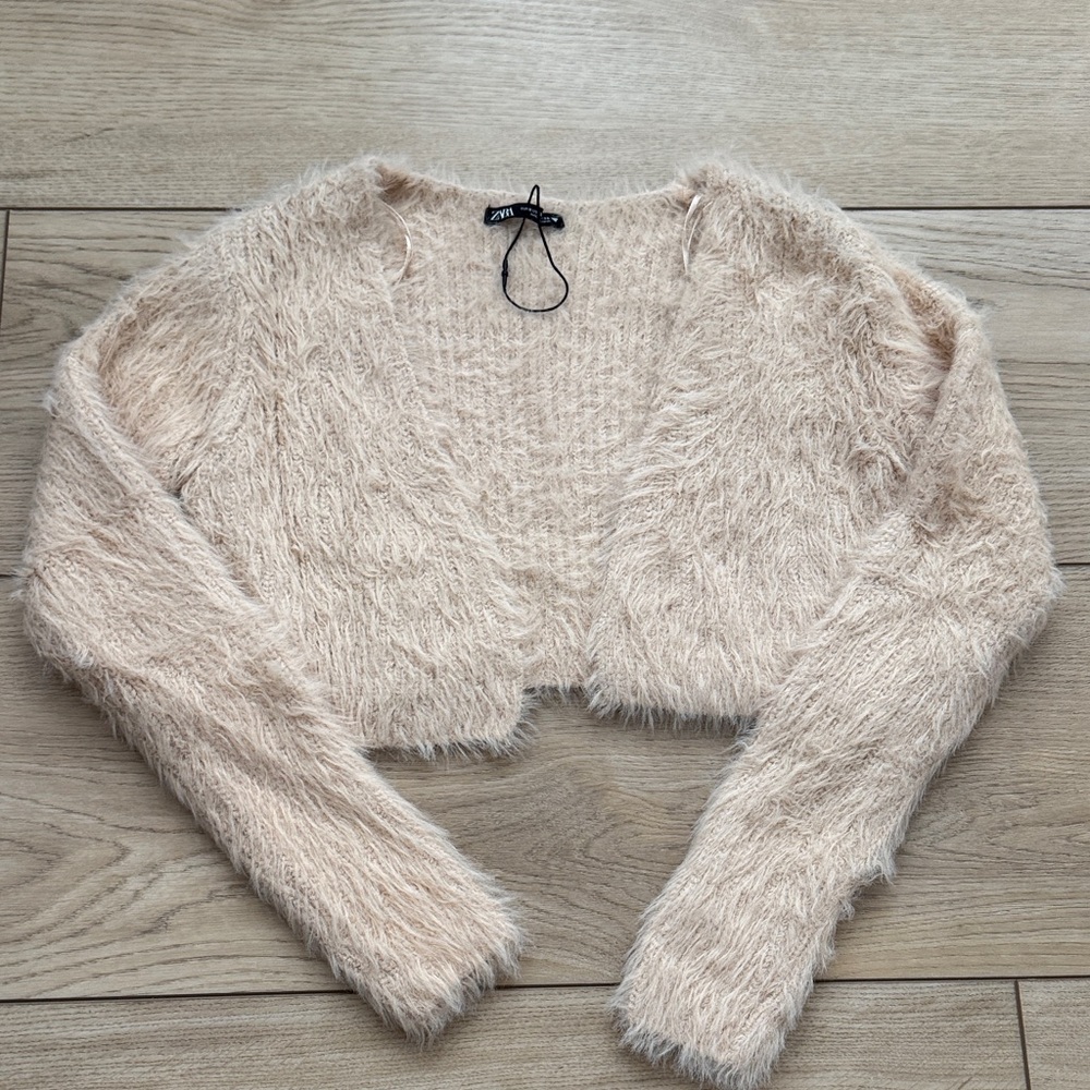 Zara Fluffy Beige Cropped Sweater